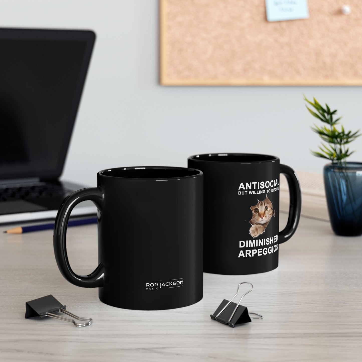 Shy Cat 11oz schwarze Kaffeetasse | Humorvolle Morgenkaffeetasse | Einzigartige Teetasse für Gitarristen | Neuartige Haushaltswaren für Musikliebhaber
